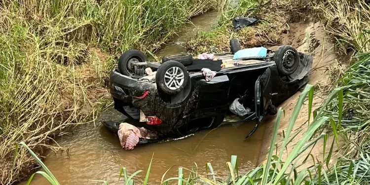 CARRO SAI DA PISTA E CAI EM CÓRREGO NA VIA DUTRA, EM PIRAÍ