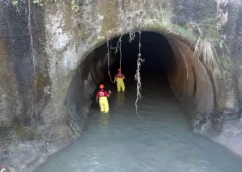 APÓS ENXURRADA NO RIO BOMBEIROS RETOMAM BUSCAS POR DESAPARECIDOS