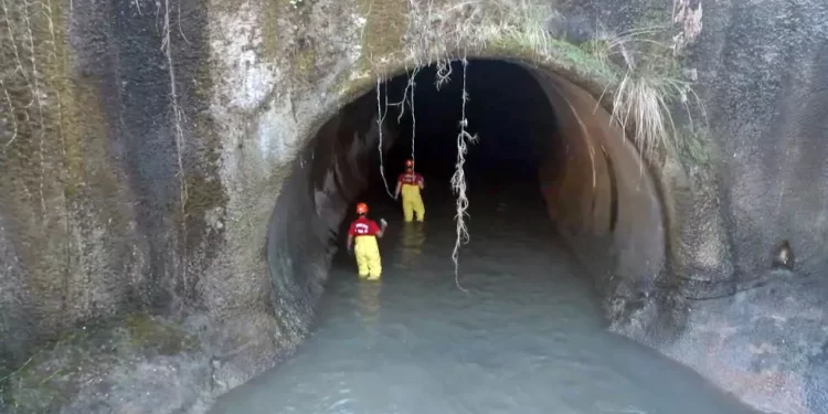 APÓS ENXURRADA NO RIO BOMBEIROS RETOMAM BUSCAS POR DESAPARECIDOS