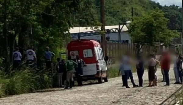 Carro é atingido por trem, bate em poste e deixa dois feridos em Barra Mansa