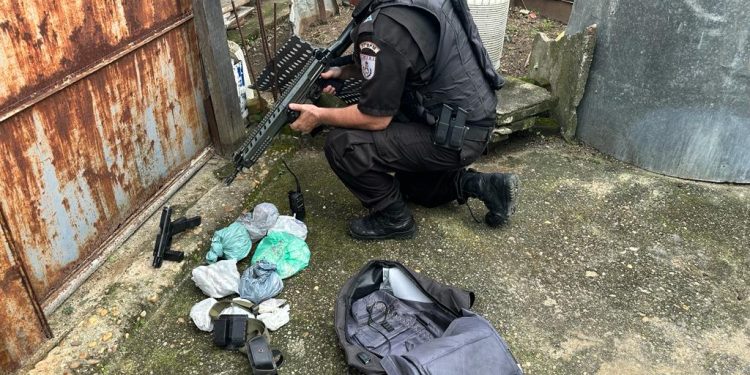PM FAZ APREENSÃO DE ARMA E DROGAS NA BAIXADA OLARIA