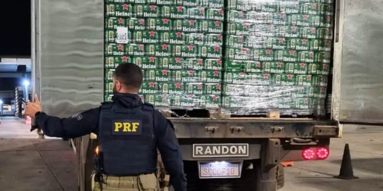 CARGA DE CERVEJA IRREGULAR É APREENDIDA NA DUTRA