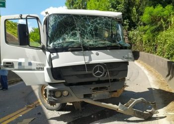 MOTORISTA ALCOOLIZADO PROVOCA ACIDENTE NA DUTRA