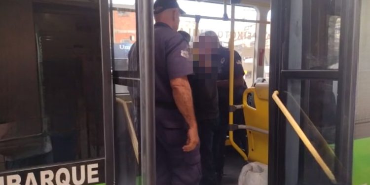 HOMEM É DETIDO EM VOLTA REDONDA POR  IMPORTUNAÇÃO SEXUAL EM ÔNIBUS