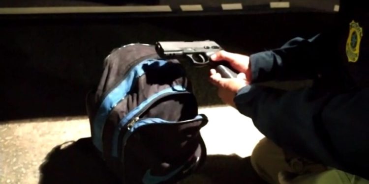 POLICIAIS PRENDEM PASSAGEIRO DE ÔNIBUS TRASPORTANDO PISTOLA DENTRO DE MOCHILA NA DUTRA
