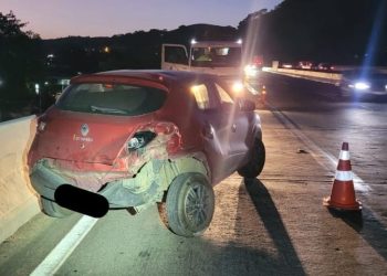 COLISÃO DE UM CARRO CONTRA MURETA DE PROTEÇÃO DA DUTRA DEIXA UM PEESSOA FERIDA