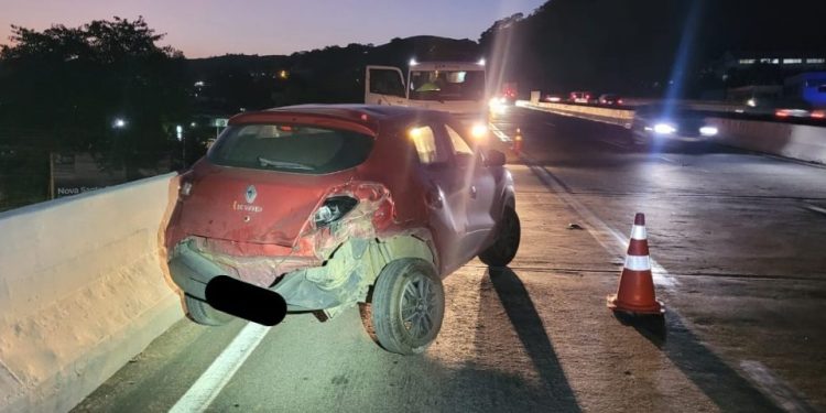 COLISÃO DE UM CARRO CONTRA MURETA DE PROTEÇÃO DA DUTRA DEIXA UM PEESSOA FERIDA