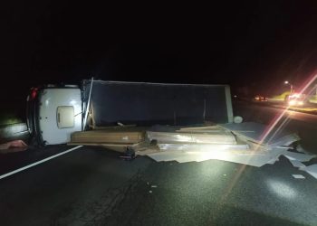 CAMINHÃO CARREGADO DE PLACAS DE MADEIRA TOMBA NA VIA DUTRA, EM PIRAÍ