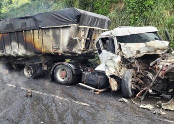 APÓS COLISÃO, CARRETA PEGA FOGO NA VIA DUTRA