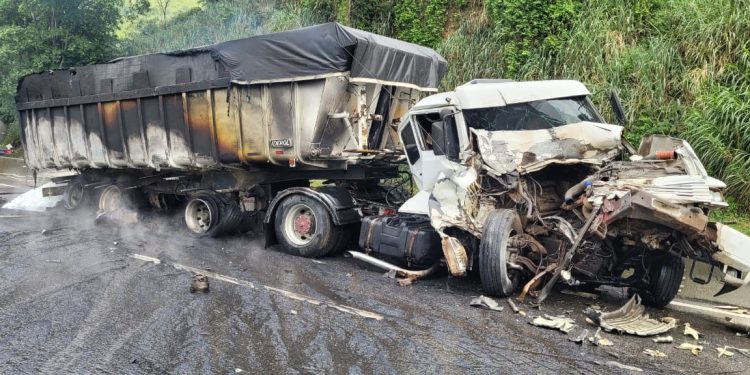 APÓS COLISÃO, CARRETA PEGA FOGO NA VIA DUTRA