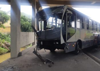 MULHER FICA FERIDA EM BATIDA NA VIA DUTRA, EM BARRA MANSA