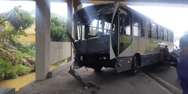 MULHER FICA FERIDA EM BATIDA NA VIA DUTRA, EM BARRA MANSA