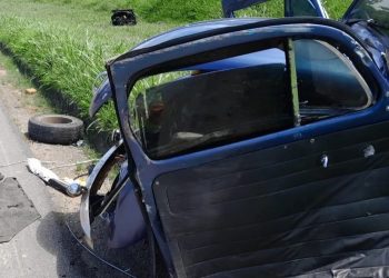 FUSCA É DESTRUÍDO APÓS CAPOTAR NA VIA DUTRA EM PIRAÍ