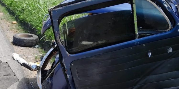 FUSCA É DESTRUÍDO APÓS CAPOTAR NA VIA DUTRA EM PIRAÍ