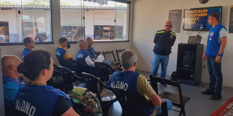 VOLTA REDONDA OFERECE CURSO GRATUITO DE PILOTAGEM SEGURA