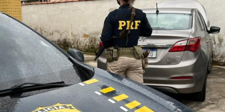 PRF PRENDE LADRÃO E RECUPERA VEÍCULO FURTADO