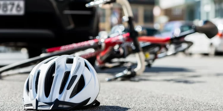 ACIDENTE ENTRE CARRO E BICICLETA DEIXA MULHER FERIDA EM RESENDE