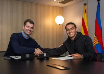 JOÃO MENDES ASSINA CONTRATO COM BASE A BASE DO BARCELONA