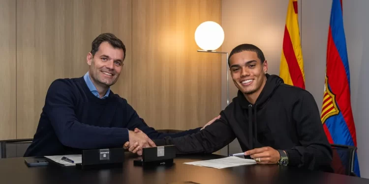 JOÃO MENDES ASSINA CONTRATO COM BASE A BASE DO BARCELONA
