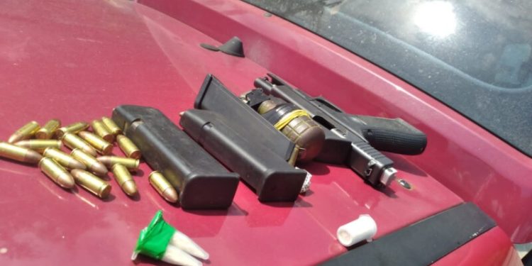 PRISÕES E APREENSÃO DE PISTOLA, GRANADA E COCAÍNA EM LÍDICE (RJ)