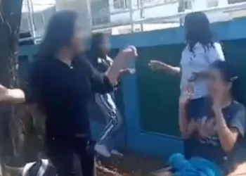 VÍDEO FLAGRA AUTISTA ÓRFÃ SOFRENDO BULLYNG EM ESCOLA, NO INTERIOR DO RIO