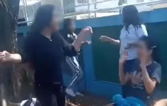VÍDEO FLAGRA AUTISTA ÓRFÃ SOFRENDO BULLYNG EM ESCOLA, NO INTERIOR DO RIO