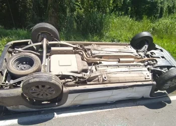 CARRO CAPOTA E DEIXA HOMEM FERIDO NA VIA DUTRA, EM BARRA MANSA