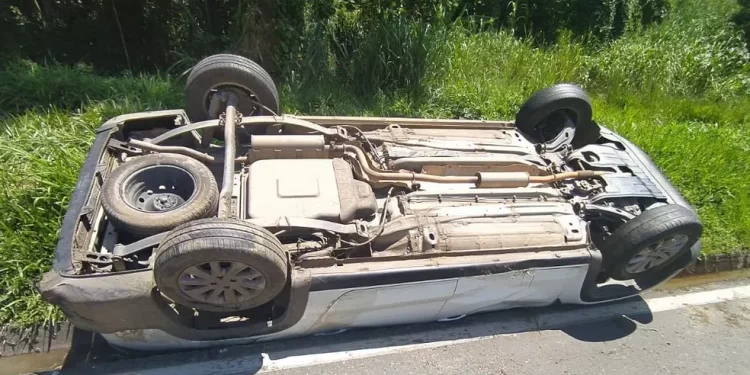 CARRO CAPOTA E DEIXA HOMEM FERIDO NA VIA DUTRA, EM BARRA MANSA