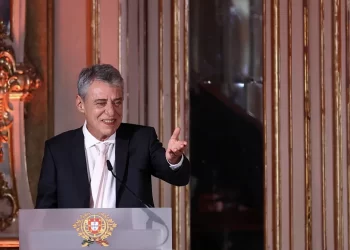 CHICO BUARQUE RECEBE PRÊMIO CAMÕES EM PORTUGAL