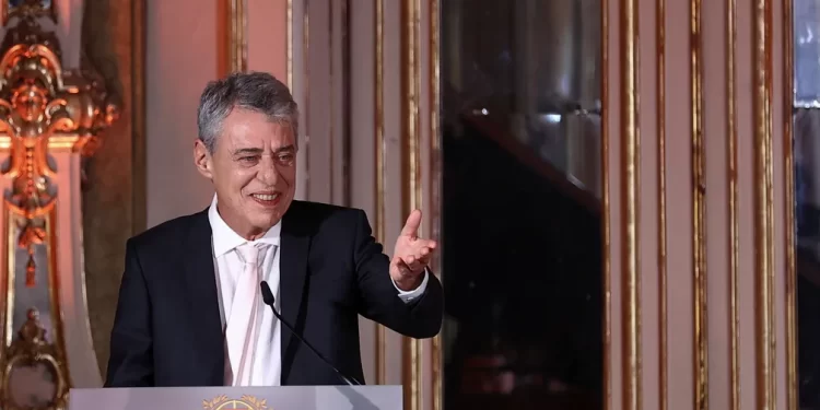 CHICO BUARQUE RECEBE PRÊMIO CAMÕES EM PORTUGAL