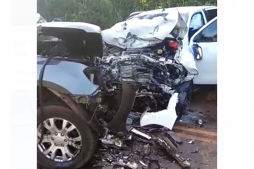 COLISÃO ENTRE DUAS CAMINHONETES DEIXA O TRÂNSITO LENTO NA DUTRA