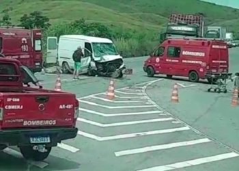 ACIDENTE ENTRE CARRO E VAN DEIXA 4 FERIDDOSS EM VOLTA REDONDA
