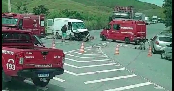 ACIDENTE ENTRE CARRO E VAN DEIXA 4 FERIDDOSS EM VOLTA REDONDA