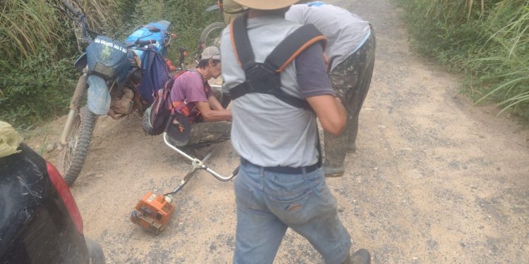 MORADORES E PRODUTORES RURAIS FAZEM MAIS UM MUTIRÃO PARA LIMPAR ESTRADA DA BOCA DO LEÃO, ZONA RURAL DE RESENDE