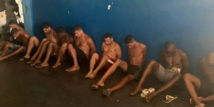 CRIMINOSOS SÃO PRESOS DENTRO DE UM CIEP NO COMPLEXO DA MARÉ (RJ)