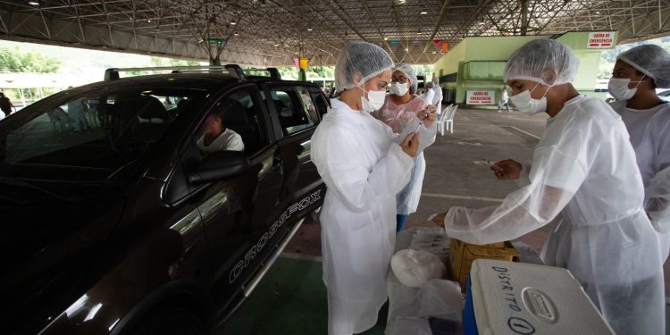 VOLTA REDONDA APLICA MAIS DE DUAS MIL DOSES DE VACINAS EM MODELO DRIVE-THRU