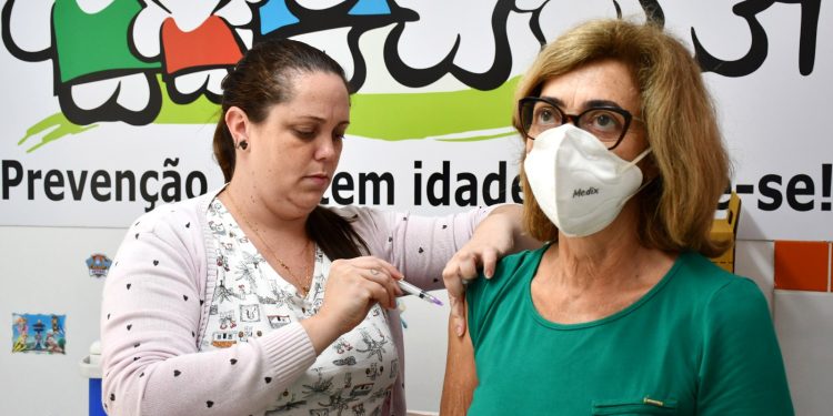 RESENDE INICIA VACINAÇÃO CONTRA INFLUENZA PARA PROFESSORES DO ENSINO BÁSICO E SUPERIOR, NESTA SEGUNDA-FEIRA, DIA 24