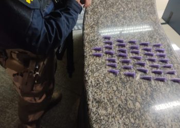 JOVEM É PRESO COM MACONHA SINTÉTICA NA DUTRA