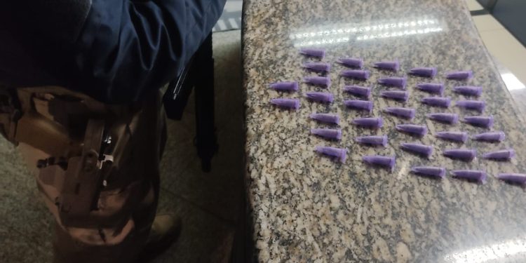 JOVEM É PRESO COM MACONHA SINTÉTICA NA DUTRA