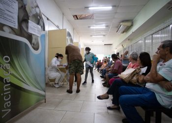 PRIMEIRO DIA DE VACINAÇÃO CONTRA GRIPE TEM ALTA PROCURA EM VOLTA REDONDA