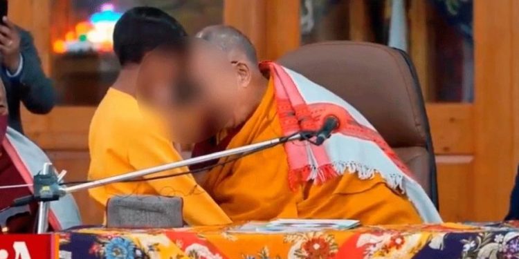 DALAI LAMA SE DESCULPA APÓS PEDIR PARA MENINO “CHUPAR” SUA LÍNGUA