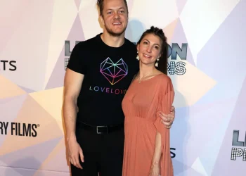 ESPOSA DE DAN REYNOLDS, PEDE OFICIALIZAÇÃO DE DIVÓRCIO