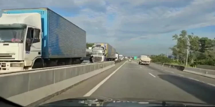 SEXTA-FEIRA DE TRÂNSITO COMPLICADO NA DUTRA NO SUL FLUMINENSE