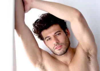QUEM É O TAL MODELO QUE PEGOU CARONA NO PORTA-MALAS DO RONALDO FENÔMENO