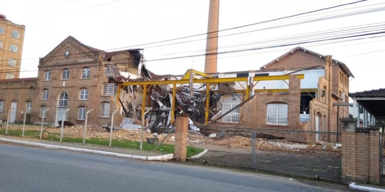 FACHADA DE PRÉDIO HISTÓRICO DA COCA-COLA DESABA EM PORTO REAL