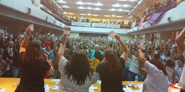 PROFESSORES  DA REDE ESTADUAL DE ENSINO DO RIO DECIDEM MANTER GREVE