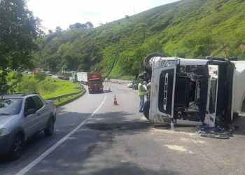 CARRETA TRANSORTANDO POLIETILENO TOMBA NA VIA DUTRA, EM BARRA MANSA