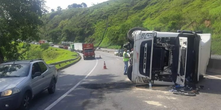 CARRETA TRANSORTANDO POLIETILENO TOMBA NA VIA DUTRA, EM BARRA MANSA