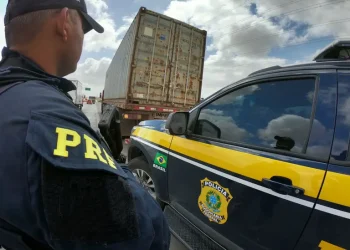 ACIDENTE COM CAMINHÃO INTERDITA TRECHO NA VIA DUTRA, EM PIRAI