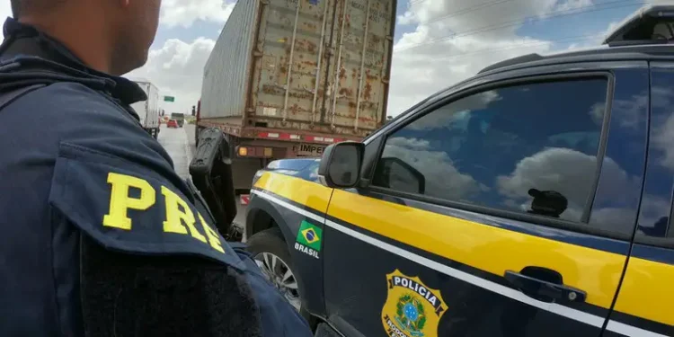 ACIDENTE COM CAMINHÃO INTERDITA TRECHO NA VIA DUTRA, EM PIRAI
